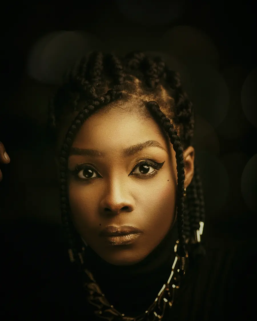 Portrait d'une femme coiffée en lumière dorée